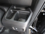 運転席右側のドリンクホルダーです。