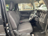 運転席からの視界は広く、運転操作もスムーズに行えます。座り心地の良いシートは、長距離運転でも疲れを感じさせません。