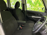 座り心地の良いシートが、ドライバーを優しく包み込みます。運転しやすいポジションで、快適なドライブをお楽しみいただけます。広々とした室内空間です。