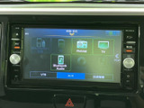 ラジオやCD、USBなど多彩なソースに対応し、車内を音楽で満たします。直感的な操作で、お好みの音源を簡単に選べます。