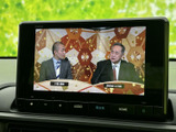 停車中は、地上デジタル放送をお楽しみいただけます。長距離移動の休憩時などに、ニュースや番組をチェックするのに便利です。快適な時間を過ごせます。