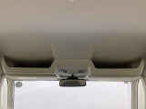 ルームミラー付近の天井にオプション装備のルーフコンソールがついています。ティシュや伝票など、よく使うアイテムをスマートに収納できます。