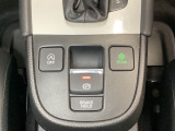 セレクトレバーの下に電子制御パーキングブレーキがあります。スイッチひとつで、停車した地点の傾斜などをシステムが検知・判断してブレーキ力を自動的に制御し、しっかり停車できるパーキングシステムです。