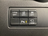 運転席脇のクラスタースイッチ部分にはカメラ切り替えスイッチ、パーキングセンサー、その他走行系スイッチを集中配置しております。