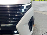 【LEDヘッドライト】悪天候や夜間走行時も良好な視界を確保し安心して運転できる高輝度LEDヘッドライトを装備!点灯速度が早く、消費電力も抑えられています。