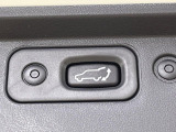 【パワーバックドア】スマートキーや運転席のボタンを押すだけでリアゲートが自動で開閉します!荷物を持っている時や、高い位置にあるバックドアを閉める際に便利な機能です♪
