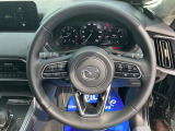 人間工学を駆使して設計された運転席は、ハンドルから手が届きやすい位置にスイッチ類が配置され、ロングドライブなども快適に楽しめます。