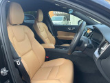 VOLVOのシートは人間工学に基づいた設計となっており、長時間の運転でも疲れにくいと定評があります。