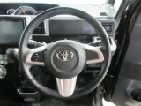 ステアリングから手を離さず、運転に集中したままオーディオ等の操作ができます。