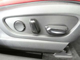 運転席パワーシート搭載。微妙な調整が手軽にでき、ピッタリのポジションで運転することが可能です。