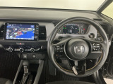 【ハンドル】運転にかかわる様々な操作を安全に行えるように視点移動が少なく操作性に配慮されたスイッチ類が凝縮されたコックピットです。