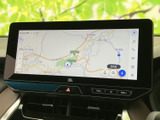 鮮明な地図表示で、運転中の道案内をサポート。渋滞情報もリアルタイムで確認でき、スムーズな移動に貢献します。