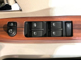 【電動格納ミラー】サイドミラーは電動格納式となっており、狭い駐車場でもキズがつくリスクを抑えられます。