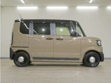 リアには左右スライドドアを採用。狭い駐車場でも開閉しやすく、強風の日でもドアが煽られにくくなっております。小さなお子さまやご年配の方も安心して乗り降りできます。