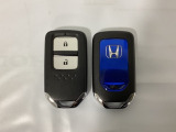 スマートキーを装備しています。鍵を差し込むことなくドアロックの開け閉めと、スタートボタン操作でのエンジンスタートができます。スペアキーも同じものを用意しております。