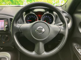 握りやすいステアリングは、運転の楽しさを高めます。操作性にも優れており、快適なドライビングをサポートします。