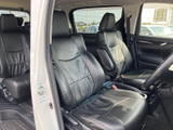 ゆったりと座れる運転席。包み込まれるようなシートは、長距離ドライブでも疲れを軽減します。見やすいメーター類が、運転をサポートします。