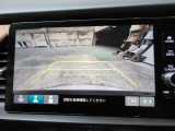 バックカメラの画像です。ガイドラインがスムースな車庫入れをサポートいたします。車庫入れの安心感がアップしますね。