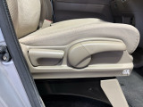 シートハイトアジャスターが付いているので運転姿勢を調整するのに便利ですね。身長に合ったシートポジションは安全運転や疲労軽減にもつながります。
