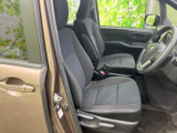 運転席周りは、シンプルで使いやすくまとめられています。視界も広く、運転に集中できます。快適な座り心地も魅力です。