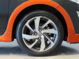 純正のアルミホイール装着車です。タイヤサイズは175/60R16です。