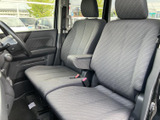 運転しやすいシンプルな操作性。必要な情報を一目で確認できるメーター類が配置されています。快適なドライビングをサポートします。