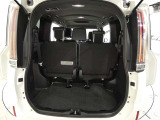 三列目シートは、折りたためますので大きなスペースが出来ちゃいます。キャンプ用品など大きな荷物もばっちり収納可能です♪