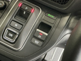 パーキングブレーキはスマートな電子制御式と合わせて渋滞時等にブレーキペダルから足を離しても停車状態を保持してくれるオートブレーキホールド機能で運転が楽になります。スタートはアクセルペダルを踏むだけ