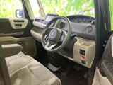 運転席からの視界は広く、運転操作もスムーズに行えます。シンプルで機能的なデザインで、快適なドライブをサポートします。上質な空間で愉しめます。
