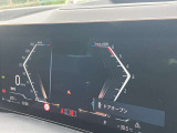 【ⅰドライブナビゲーション】文字情報も鮮明に表示する高解像度カラーディスプレイを採用。視認性に優れた地図デザインと特徴的な建造物を目印にした描写表示で現在位置を把握できます。地図データの更新も可能です