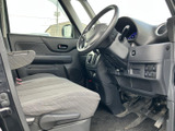 運転席からの視界は良好で、運転操作もスムーズに行えます。シートの座り心地も良く、長距離運転でも疲れにくいでしょう。快適なドライブをサポートします。