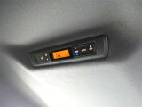 後席用にもオートエアコンの吹き出し口があり快適です。どの席に座っても快適なドライブが楽しめます♪