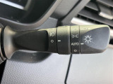 【オートライト(AUTO)】外の明るさをシステムが感知して、自動でヘッドライトが点灯します。ヘッドライトをつけ忘れを防ぐ便利機能です。