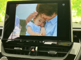停車中は、テレビや動画コンテンツをお楽しみいただけます。後部座席での移動時間を有効活用できる便利な装備です。家族での長距離移動も楽しく。