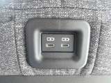 後部座席からもスマホやタブレットの充電ができます。