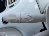 操作しやすい位置に配置されたウインカーレバー。スムーズな操作で、安全な車線変更をサポートします。確実な操作感も魅力です。