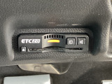 ETC2.0を搭載し、高速道路の料金決済をスムーズに行えるだけでなく、道路情報を活用した高度な運転支援サービスにも対応しています。