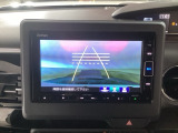 【バックカメラ】運転が苦手な方も車庫入れラクラクです!ギアをリバースに入れれば自動的に切り換わりますので、面倒な操作は不要です♪狭い駐車場もお車を傷つけず安心ですね!