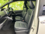 運転しやすい配置のスイッチ類が使いやすいです。広々とした室内空間と良好な視界で、快適な運転をサポートします。