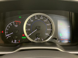 視認性の高いメーター類で、運転状況を的確に把握できます。デジタル表示で、様々な情報を分かりやすく表示。運転に集中できる環境です。