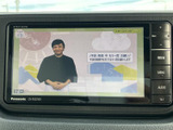 停車中にテレビや動画を楽しめるTV画面。休憩時間にリラックスできる空間を提供します。長距離ドライブのお供に最適です。