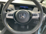 握りやすいステアリング形状で、長時間の運転でも疲れにくい設計です。操作性にも優れ、快適なドライビングをサポートします。