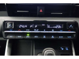 ★運転席と助手席でそれぞれお好みに合わせて温度設定が行えるフルオートエアコンです。外気温や室温、日射量を感知し、吹き出し温度、風量を緻密に制御します