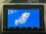 停車中にテレビや動画を楽しめるので、休憩時間のエンターテイメントに最適。家族でのドライブにもおすすめです。広々とした画面で楽しめます。