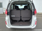 ちょっとした荷物やお買い物には充分な広さの荷室です。