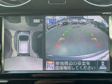 上空から見下ろしているかのような映像をディスプレイに映し出し、スムースな駐車をサポートします。画面は「トップビュー」のほか「サイドブラインドビュー」への切り換えが可能。ますます安心です