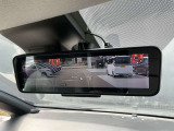スマートルームミラーで定員乗車時や大きな荷物があっても後方視界が確保できます。夜間も眩しくなく安心。もちろんスイッチ一つで通常のミラーにも変更可能です。