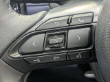 手元のステアリングスイッチで、運転中も視線を逸らさずに音量調整や画面操作が可能。安全運転を維持しながら心地よくドライブを楽しめる便利な機能です。
