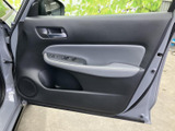 ゆったりとした空間が広がる運転席。機能的なスイッチ類が配置され、快適なドライブをサポートします。落ち着いた色合いも魅力です。