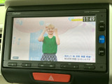 停車中にテレビや映像を楽しめるTV画面です。休憩時間などにリラックスできます。同乗者の方も楽しめます。(走行中の視聴は禁止です)。